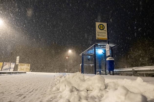 Massive Schneefälle legen Verkehr lahm LKW auf Autobahn steckengeblieben Winterdienst im Dauereinsatz Zahlreiche Unfälle Am Sonntagabend, den 15.02.2026, sorgte starker Schneefall für erhebliche Verkehrsbehinderungen im Rhein-Main-Gebiet. Auf der A3 bei Wiesbaden kamen LKW nicht mehr voran und Fahrzeuge blieben im Schnee stecken. Da die Räumfahrzeuge aufgrund der Schneedichte nicht hinterherkamen, waren viele Straßen ungeräumt. Es ereigneten sich mehrere Verkehrsunfälle im Raum Wiesbaden und der Busbetrieb war stark eingeschränkt. Der Winterdienst war mit zahlreichen Fahrzeugen im Einsatz. Wiesbaden Hessen Deutschalnd *** Heavy snowfall brings traffic to a standstill Trucks stuck on freeway Winter road clearance service