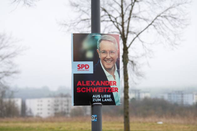 Landtagswahlen Trier in Rheinland-Pfalz, Deutschland, Wahlplakat wirbt für den Kandidaten einer politischen Partei, Wahlkampf, 9. Februar 2026 Landtagswahlen Trier in Rheinland-Pfalz, Deutschland, Wahlplakat wirbt für den Kandidaten einer politischen Partei, Wahlkampf, 9. Februar 2026 (License=RM) Copyright: xZoonar.com BeritxKesslerx 24651296