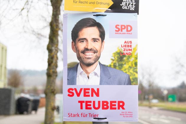 Landtagswahlen Trier in Rheinland-Pfalz, Deutschland, Wahlplakat wirbt für den Kandidaten einer politischen Partei, Wahlkampf, 9. Februar 2026 Landtagswahlen Trier in Rheinland-Pfalz, Deutschland, Wahlplakat wirbt für den Kandidaten einer politischen Partei, Wahlkampf, 9. Februar 2026 (License=RM) Copyright: xZoonar.com BeritxKesslerx 24651334