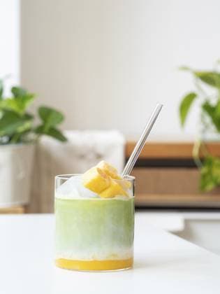 Gefrorener Matcha Latte mit tropischer Mango, Milch und klarem Strohhalm in einem Glas Iced matcha latte with tropical mango, milk, and clear straw in a glass Copyright: imageBROKER AnaxLopez ibxalz16641375.jpg