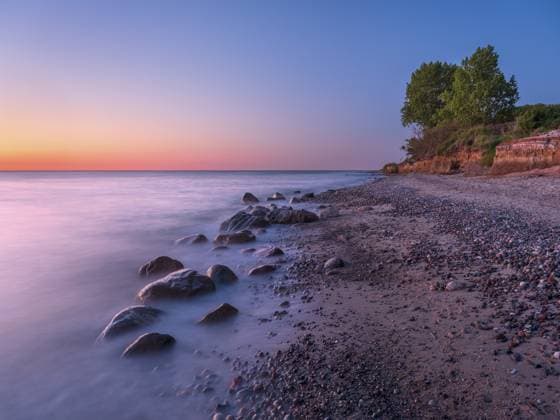Naturbelassener einsamer Küstenabschnitt mit Steilküste und Findlingen im Abendlicht am Strand der Ostsee, bei Rerik, Mecklenburg-Vorpommern, Deutschland Unspoiled secluded stretch of coast with cliffs and boulders in the evening light on the Baltic Sea beach, near Rerik, Mecklenburg-Western Pomerania, Germany Copyright: imageBROKER AndreasxVitting ibxavi16623391.jpg