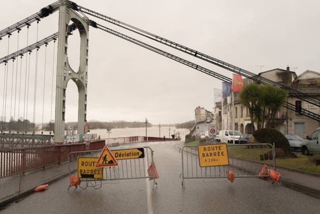 Flooding And High Water Levels - Southern Gironde Southern Gironde near Bordeaux, Nouvelle-Aquitaine, France, February 15, 2026. Flooding caused by heavy rainfall has affected several towns in southern Gironde, with roads closed and homes impacted as emergency services and law enforcement assist residents. Photo by Stephane Duprat ABACAPRESS.COM LA REOLE NOUVELLE-AQUITAINE France  Copyright: xDupratxStephane ABACAx