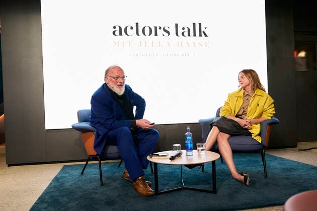 Actors Talk bei Cupra in Berlin mit JellaHase Berlin Georg Seitz, Jella Haase (in Prada) 76. Internationale Filmfestspiele Berlin - Actors Talk in der Cupra City Garage mit JellaHase Copyright: xEventpressxRadkex