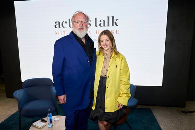 Actors Talk bei Cupra in Berlin mit JellaHase Berlin Georg Seitz, Jella Haase (in Prada) 76. Internationale Filmfestspiele Berlin - Actors Talk in der Cupra City Garage mit JellaHase Copyright: xEventpressxRadkex