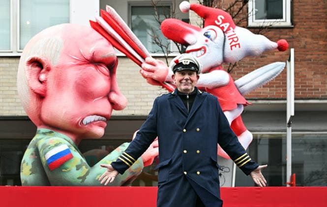 Rosenmontagszug in Düsseldorf; Wagenbauer Jaques Tilly vor dem Mottowagen zu seiner Anklage aus Russland: Putin sticht in die Satire. *** Rose Monday parade in Düsseldorf float builder Jaques Tilly in front of the themed float for his accusation from Russia Putin stabs the satire