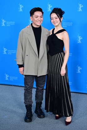 Koh Jia Ler et Regene Lim au photocall du film We Are All Strangers lors de la 76ème édition du festival international du film de Berlin La Berlinale 2026 , le 16 février 2026 Romain Doucelin Bestimage The Wo Men Bu Shi Mo Sheng Ren We Are All Strangers photocall during the 76th Berlinale International Film Festival Berlin at Grand Hyatt Hotel on February 16, 2026 in Berlin, Germany Berlin Allemagne  Copyright: xRomainxDoucelinx xBestimagexRomainxDoucelinx xBestimagex