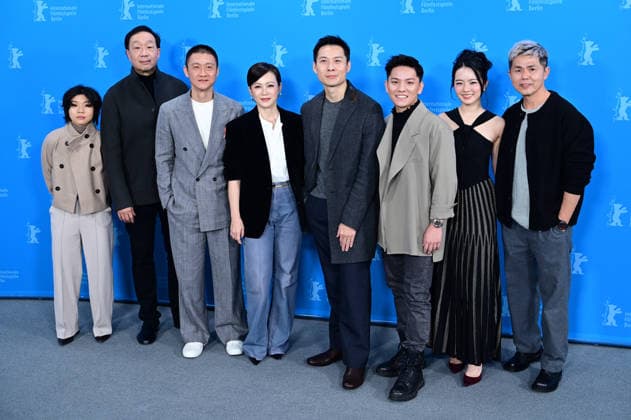 Andi Lim, Yeo Yann Yann, Anthony Chen, Koh Jia Ler et Regene Lim au photocall du film We Are All Strangers lors de la 76ème édition du festival international du film de Berlin La Berlinale 2026 , le 16 février 2026 Romain Doucelin Bestimage The Wo Men Bu Shi Mo Sheng Ren We Are All Strangers photocall during the 76th Berlinale International Film Festival Berlin at Grand Hyatt Hotel on February 16, 2026 in Berlin, Germany Berlin Allemagne  Copyright: xRomainxDoucelinx xBestimagexRomainxDoucelinx xBestimagex