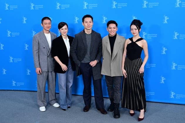 Andi Lim, Yeo Yann Yann, Anthony Chen, Koh Jia Ler et Regene Lim au photocall du film We Are All Strangers lors de la 76ème édition du festival international du film de Berlin La Berlinale 2026 , le 16 février 2026 Romain Doucelin Bestimage The Wo Men Bu Shi Mo Sheng Ren We Are All Strangers photocall during the 76th Berlinale International Film Festival Berlin at Grand Hyatt Hotel on February 16, 2026 in Berlin, Germany Berlin Allemagne  Copyright: xRomainxDoucelinx xBestimagexRomainxDoucelinx xBestimagex