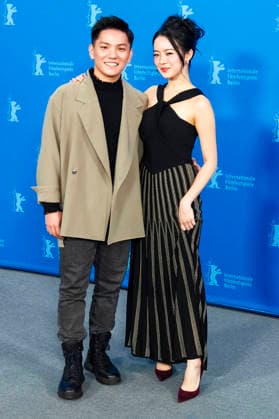 Koh Jia Ler und Regene Lim beim Photocall zum Kinofilm We Are All Strangers Wo Men Bu Shi Mo Sheng Ren auf der Berlinale 2026 76. Internationale Filmfestspiele Berlin im Hotel Grand Hyatt. Berlin, 16.02.2026