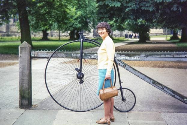 Frau steht vor einem Pennyfer Rad, Durham Cathedral, Durham, England, Großbritannien, 1970er Jahre Woman standing by penny-farthing bicycle, Durham Cathedral, Durham, England, UK 1970s Copyright: imageBROKER IanxMurray iblimu16568901.jpg