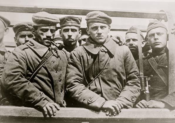 World War One 100th Anniversary France - U.S. soldiers and German prisoners. Exact date unknown. Copyright: xBainxNewsxServicex