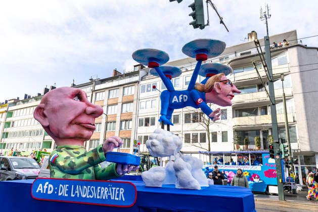 Rosenmontag in Düsseldorf, NRW, Deutschland Düsseldorf, NRW, Deutschland. 16. Februar 2026. Mottowagen von Jacques Tilly. Alice Weidel (AfD) wird von Wladimir Putin als Drohne gesteuert. Rosenmontagszug in Düsseldorf. *** Rose Monday in Düsseldorf, NRW, Germany Düsseldorf, NRW, Germany February 16, 2026 Jacques Tillys themed float Alice Weidel AfD is controlled by Vladimir Putin as a drone Rose Monday parade in Düsseldorf