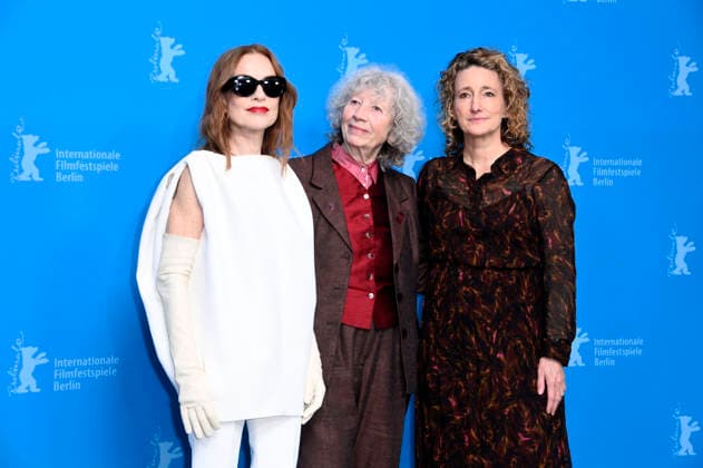 Isabelle Huppert, Ulrike Ottinger und Tricia Tuttle beim Photocall zum Kinofilm Die Blutgräfin The Blood Countess auf der Berlinale 2026 76. Internationale Filmfestspiele Berlin im Hotel Grand Hyatt. Berlin, 16.02.2026