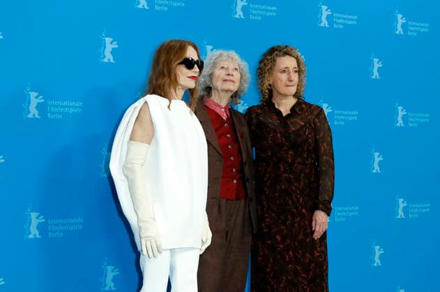 Isabelle Huppert, Ulrike Ottinger und Tricia Tuttle beim Photocall zum Kinofilm Die Blutgräfin The Blood Countess auf der Berlinale 2026 76. Internationale Filmfestspiele Berlin im Hotel Grand Hyatt. Berlin, 16.02.2026