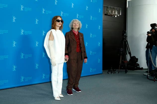 Isabelle Huppert und Ulrike Ottinger beim Photocall zum Kinofilm Die Blutgräfin The Blood Countess auf der Berlinale 2026 76. Internationale Filmfestspiele Berlin im Hotel Grand Hyatt. Berlin, 16.02.2026