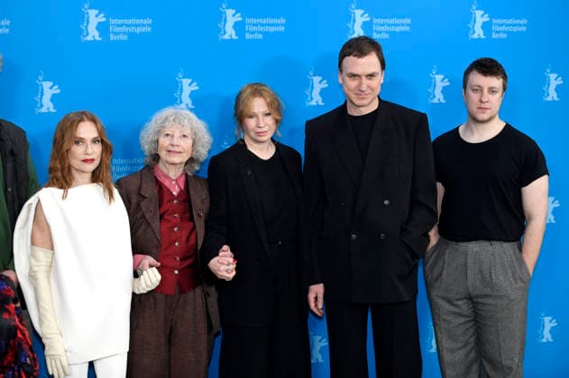 Isabelle Huppert, Ulrike Ottinger, Birgit Minichmayr, Lars Eidinger und Thomas Schubert beim Photocall zum Kinofilm Die Blutgräfin The Blood Countess auf der Berlinale 2026 76. Internationale Filmfestspiele Berlin im Hotel Grand Hyatt. Berlin, 16.02.2026