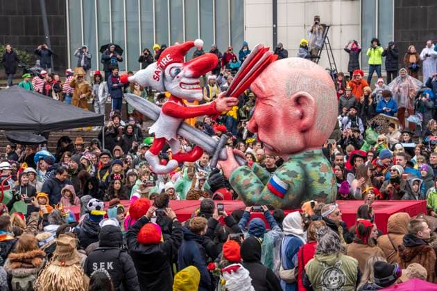 Rosenmontagszug in Düsseldorf, Mottowagen von Wagenbauer Jacques Tilly, Putin spießt die Symbolfigur des Karnevals, den Hoppeditz auf, den Satire-Clown, der schlägt mit der Narrenprtstche zurück, zum Thema Gerichtsprozess gegen Tilly in Russland wegen seiner Mottowagen gegen Putin und den Ukraine Krieg, NRW, Deutschland, Rosenmontag Tilly Wagen DUS *** Rose Monday parade in Düsseldorf, themed float by float builder Jacques Tilly, Putin impales the symbolic figure of the carnival, the Hoppeditz, the satirical clown, who strikes back with the Narrenprtstche, on the subject of the court case against Tilly in Russia because of his themed float against Putin and the Ukraine war, NRW, Germany, Rose Monday Tilly float DUS