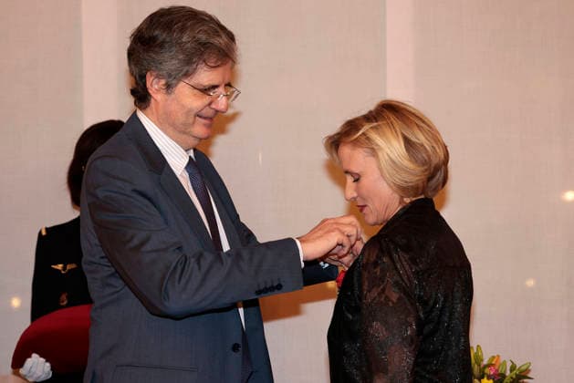 Francois Delattre, der franzoesische Botschafter und die Preistraegerin Daniela Elstner (Unifrance-Geschaeftsfuehrerin) bei der Verleihung vom Ritterorden fuer Kunst und Literatur im Rahmen der Berlinale Soiree Francaise du Cinema in der Franzoesischen Botschaft am 16.02.2026 in Berlin Berlinale Soiree Francaise 2026- Verleihung vom Chevalier Orden