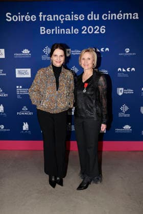 Juliette Binoche und Daniela Elstner (Unifrance-Geschaeftsfuehrerin) bei der Verleihung vom Ritterorden fuer Kunst und Literatur im Rahmen der Berlinale Soiree Francaise du Cinema in der Franzoesischen Botschaft am 16.02.2026 in Berlin Juliette Binoche beim Berlinale Soiree Francaise du Cinema in Berlin