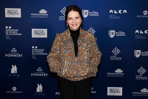 Juliette Binoche bei der Verleihung vom Ritterorden fuer Kunst und Literatur im Rahmen der Berlinale Soiree Francaise du Cinema in der Franzoesischen Botschaft am 16.02.2026 in Berlin Juliette Binoche beim Berlinale Soiree Francaise du Cinema in Berlin