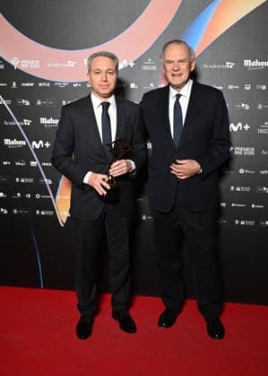 Iris Awards 2026 Vicente Vallés poses with Pedro Piqueras after receiving the award for best news anchor at the Iris Awards 2026, on February 16, 2026 in Madrid Spain IRIS AWARDS ACTORS TELEVISION José Madrid Madrid Madrid Spain  Copyright: xJosÃ xOlivax 7299199