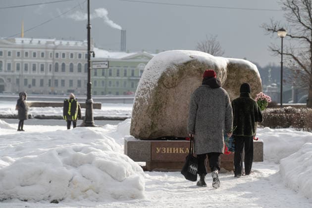 February 16, 2026, Saint Petersburg, Russia: People lay flowers at the monument to the victims of political repression in memory of Russian opposition leader Alexei Navalny, two years after his death. Saint Petersburg Russia - ZUMAs197 20260216_aaa_s197_456 Copyright: xAndreixBokx