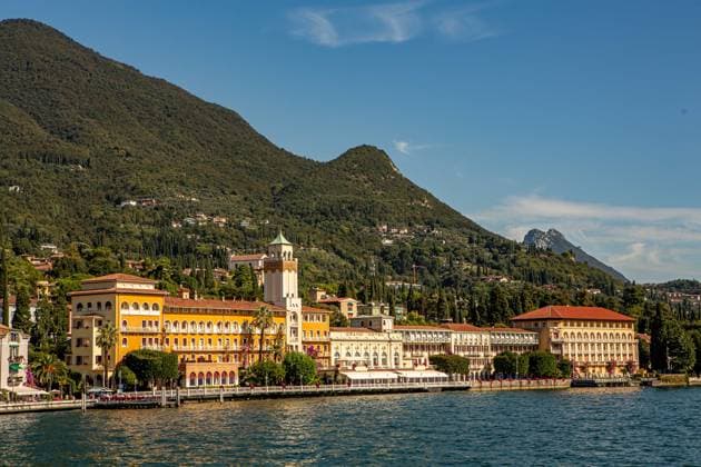 Gardone Riviera ist eine italienische Gemeinde und Landstadt am Westufer des Gardasees. Gardone *** Gardone Riviera is an Italian municipality and country town on the western shore of Lake Garda Gardone
