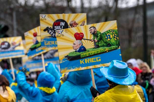 Mitglieder des Vereins Blau-Gelbes Kreuz, Deutsch- Ukrainischer Verein e.V., als Fußgruppe beim Düsseldorfer Rosenmontagszug, zeigen Bilder mit Motiven früherer Karnevals Motive des Wagenbauer Jaques Tilly, der den Krieg Russlands gegen die Ukraine anprangert, in Russland wird ihm deshalb ein Strafprozess gemacht, Solidaritäts Bekundung für Tilly, NRW, Deutschland Rosenmontag DUS *** Members of the association Blau Gelbes Kreuz, Deutsch Ukrainischer Verein e V , as a foot group at the Düsseldorf Rose Monday parade, show pictures with motifs of earlier carnival motifs of the float builder Jaques Tilly, who denounces Russias war against Ukraine, in Russia he is being tried for this, expression of solidarity for Tilly, NRW, Germany Rose M
