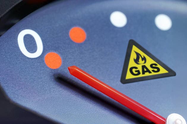 Gasspeicher in Deutschland sind nur sehr niedrig gefüllt, Symbolfoto Anzeige Füllstand bei Gas geht gegen 0, München, Februar 2026 Deutschland, München, Februar 2026, Symbolfoto Gasspeicher in Deutschland sind aktuell nur sehr niedrig gefüllt, Kapazität nur zu ca. 25 Prozent ausgelastet, sehr niedrig in diesem langen kalten Winter mit hohem Gasverbrauch, Symbol, Fotomontage, Füllstandsanzeige geht gegen 0, Energieverbrauch, Heizkosten, Füllstand, Gaskunden, Verbraucher, Gasverbrauch, Erdgas, Gas, Verbrauch, verbrauchen, Gasverbraucher, Energie sparen, Energiesparen, Krise, Winter, Bayern