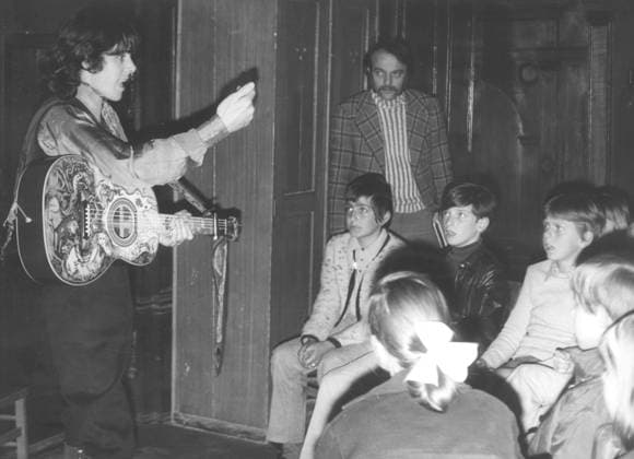 Singer Songwriter Donovan 1946 - May 22, 1971 - Rothenburg, Germany - Folk singer DONOVAN (born DONOVAN PHILIPS LEITCH, 10 May 1946) is a Scottish singer, songwriter and guitarist. He developed an eclectic and distinctive style that blended folk, jazz, pop, psychedelia, and world music (notably calypso). In mid-1966, Donovan became the first high-profile British pop star to be arrested for possession of cannabis. It had a serious effect on his career, because of the charges he was refused entry to the US until late 1967. During an 18-month tax exile in Ireland (1971-72), he penned songs for the 1972 film The Pied Piper in which he played the title role. PICTURED - Folk singer Donovan rehearses with pupils in the German village of Rothenbu Copyright: xKeystonexPressxAgencyx