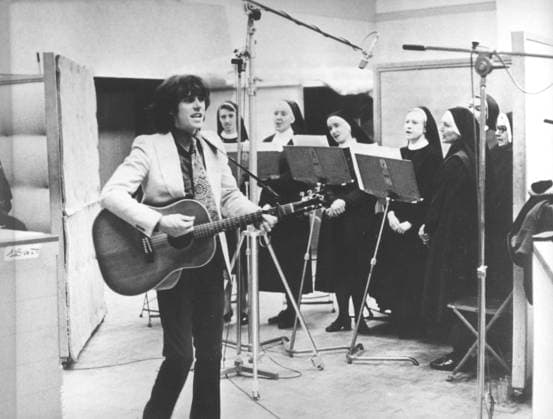 Singer Songwriter Donovan 1946 - May 22, 1971 - Rome, Italy - Exact date unknown - Folk singer DONOVAN (born DONOVAN PHILIPS LEITCH, 10 May 1946) is a Scottish singer, songwriter and guitarist. He developed an eclectic and distinctive style that blended folk, jazz, pop, psychedelia, and world music (notably calypso). In mid-1966, Donovan became the first high-profile British pop star to be arrested for possession of cannabis. It had a serious effect on his career, because of the charges he was refused entry to the US until late 1967. PICTURED - Folk singer Donovan recording his compositions based on the original troubadour ballads for movie Brother Sun, Sister Moon. Donovan s choir consists of eight nuns, students of Theology at the Ponte Copyright: xKeystonexPressxAgencyx