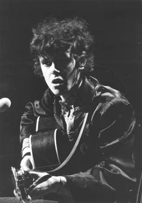 Singer Songwriter Donovan 1946 - May 22, 1971 - London, England, United Kingdom - Exact date unknown - Folk singer DONOVAN (born DONOVAN PHILIPS LEITCH, 10 May 1946) is a Scottish singer, songwriter and guitarist. He developed an eclectic and distinctive style that blended folk, jazz, pop, psychedelia, and world music (notably calypso). In mid-1966, Donovan became the first high-profile British pop star to be arrested for possession of cannabis. It had a serious effect on his career, because of the charges he was refused entry to the US until late 1967. During an 18-month tax exile in Ireland (1971-72), he penned songs for the 1972 film The Pied Piper in which he played the title role. Copyright: xKeystonexPressxAgencyx