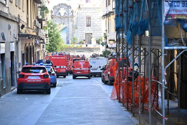 Foto IPP Felice De Martino Napoli 17 02 2026 Incendio del Teatro Sannazaro nella foto le vie adiacenti al teatro chiuse al traffico per consentire lo spegnimento delle fiamme ai vigili del fuoco