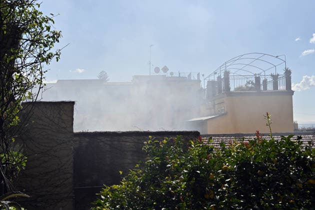 Foto IPP Felice De Martino Napoli 17 02 2026 Incendio del Teatro Sannazaro nella foto il fumo si alza nel cielo dalle macerie del teatro bruciato