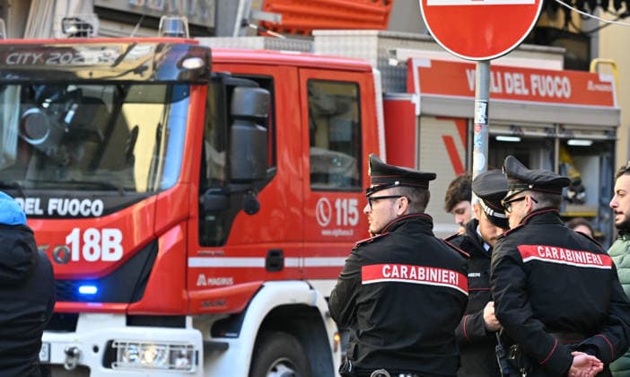 Foto IPP Felice De Martino Napoli 17 02 2026 Incendio del Teatro Sannazaro nella foto carabinieri e vigili del fuoco nelle vie adiacenti al teatro per impedire ai curiosi di avvicinanrsi