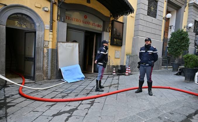 Foto IPP Felice De Martino Napoli 17 02 2026 Incendio del Teatro Sannazaro nella foto agenti della Polizia sorvegliano l ingresso del teatro Italy Photo Press - World Copyright