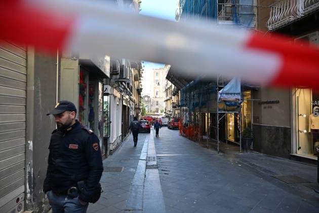 Foto IPP Felice De Martino Napoli 17 02 2026 Incendio del Teatro Sannazaro nella foto la vie adiacenti al teatro chiuse al traffico per consentire lo spegnimento delle fiamme