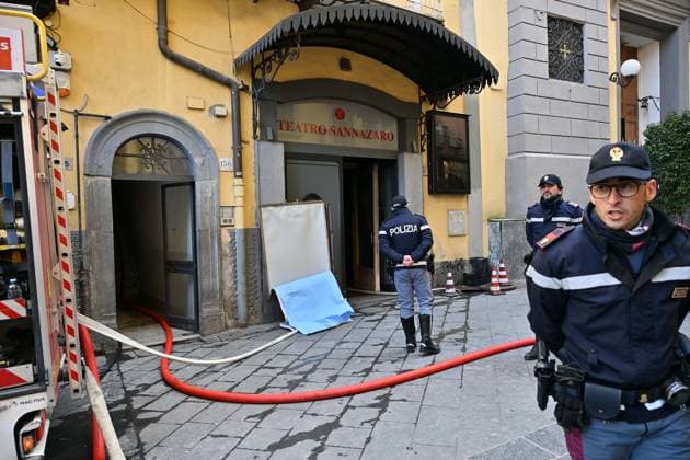 Foto IPP Felice De Martino Napoli 17 02 2026 Incendio del Teatro Sannazaro nella foto agenti della Polizia sorvegliano l ingresso del teatro Italy Photo Press - World Copyright