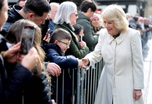 . 17 02 2026. Bath, United Kingdom. Queen Camilla during a visit to the Theatre Royal Bath, United Kingdom, where she watched part of the technical rehearsal for the community production of David Copperfield.  xPoolx xi-Imagesx IIM-26576-0006
