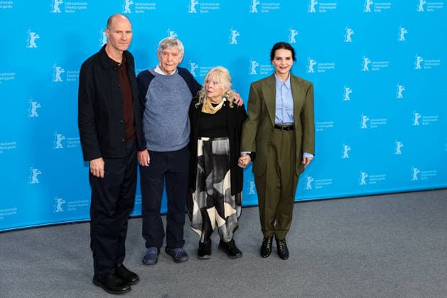 Berlin Berlinale, 76. internationale Filmfestspiele Berlin 2026 Photo Call QUEEN AT SEA Lance Hammer (Regisseur, Drehbuchautor, Produzent Director, Screenwriter, Producer) Tom Courtenay (Schauspieler Actor) Anna Calder-Marshall (Schauspielerin Actor) Juliette Binoche (Schauspielerin Actor) Berlinale, 76. internationale Filmfestspiele Berlin 2026, 17.02.2026 Copyright: xEibner-Pressefoto RogerxBuerkex EP_RBE