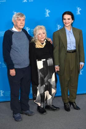 Tom Courtenay, Anna Calder-Marshall und Juliette Binoche beim Photocall zum Kinofilm Queen at Sea auf der Berlinale 2026 76. Internationale Filmfestspiele Berlin im Hotel Grand Hyatt. Berlin, 17.02.2026