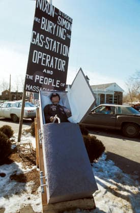 IMAGO History, Ölpreiskrise 1973 1973 US Oil Crisis Feb 19, 1974; Washington, DC, USA; Images of the United States during the gas shortage crisis in 1974. In October of 1973 Middles-eastern OPEC nations stopped exports to the US and other western nations, to punish the western nations that supported Israel, their foe, in the Yom Kippur War. Tthe price of oil in America quadrupled by 1974 to nearly 2 per 42 US gallon barrel, causing protests all over the country. Washington DC USA Copyright: xArthurxGracex