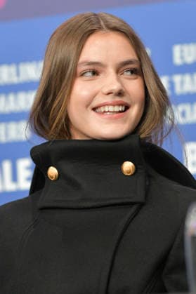 Florence Hunt bei der Pressekonferenz zum Kinofilm Queen at Sea auf der Berlinale 2026 76. Internationale Filmfestspiele Berlin im Hotel Grand Hyatt. Berlin, 17.02.2026