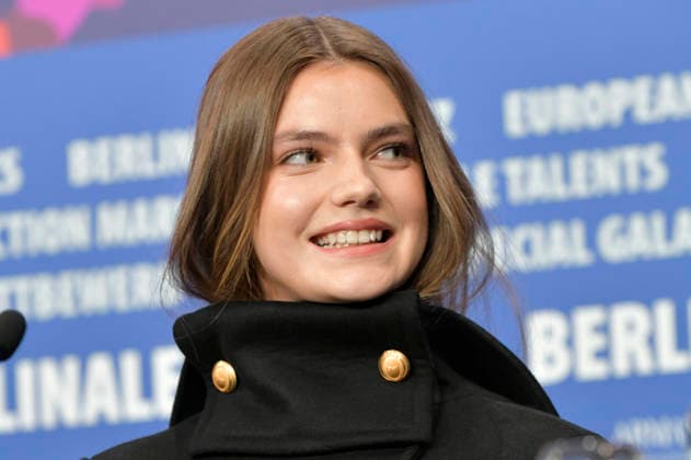 Florence Hunt bei der Pressekonferenz zum Kinofilm Queen at Sea auf der Berlinale 2026 76. Internationale Filmfestspiele Berlin im Hotel Grand Hyatt. Berlin, 17.02.2026