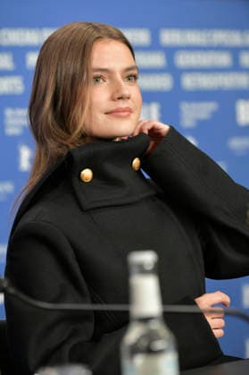 Florence Hunt bei der Pressekonferenz zum Kinofilm Queen at Sea auf der Berlinale 2026 76. Internationale Filmfestspiele Berlin im Hotel Grand Hyatt. Berlin, 17.02.2026