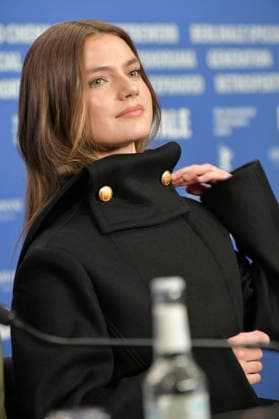 Florence Hunt bei der Pressekonferenz zum Kinofilm Queen at Sea auf der Berlinale 2026 76. Internationale Filmfestspiele Berlin im Hotel Grand Hyatt. Berlin, 17.02.2026