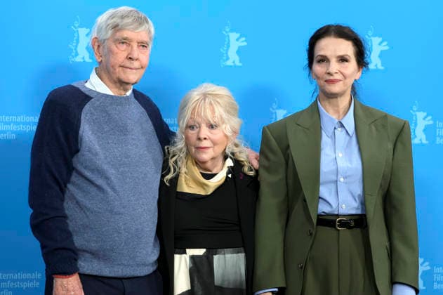 Tom Courtenay, Anna Calder-Marshall und Juliette Binoche beim Photocall zum Kinofilm Queen at Sea auf der Berlinale 2026 76. Internationale Filmfestspiele Berlin im Hotel Grand Hyatt. Berlin, 17.02.2026