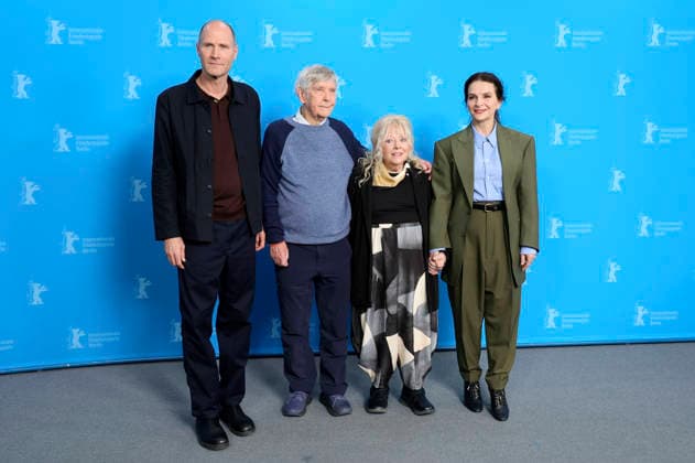 Lance Hammer, Tom Courtenay, Anna Calder-Marshall, und Juliette Binoche beim Photocall zum Kinofilm Queen at Sea auf der Berlinale 2026 76. Internationale Filmfestspiele Berlin im Hotel Grand Hyatt. Berlin, 17.02.2026