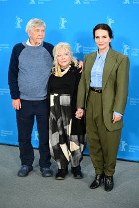 Tom Courtenay, Anna Calder Marshall et Juliette Binoche au photocall du film Queen at Sea lors de la 76ème édition du festival international du film de Berlin La Berlinale 2026 , le 17 février 2026 Romain Doucelin Bestimage The Queen At Sea photocall during the 76th Berlinale International Film Festival Berlin at Grand Hyatt Hotel on February 17, 2026 in Berlin, Germany Berlin Allemagne  Copyright: xRomainxDoucelinx xBestimagexRomainxDoucelinx xBestimagex