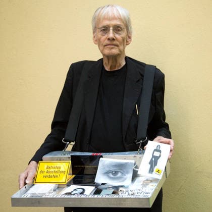 Timm Ulrichs mit Bauchladen, bestückt mit seinen Multiples, im Hof der Potsdamer Straße 73 bei Peter Fabians Verlag Artikel-Editionen , 19.8.2019 *** Timm Ulrichs with a vendors tray filled with his multiples in the courtyard of Potsdamer Straße 73 at Peter Fabians Verlag Artikel Editionen , 19 8 2019